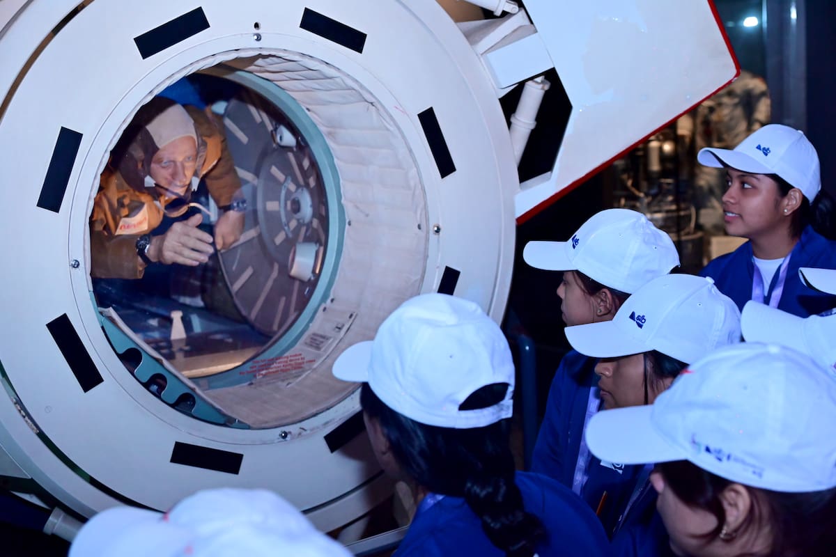 Niñas de la Fundación She Is en la Nasa.