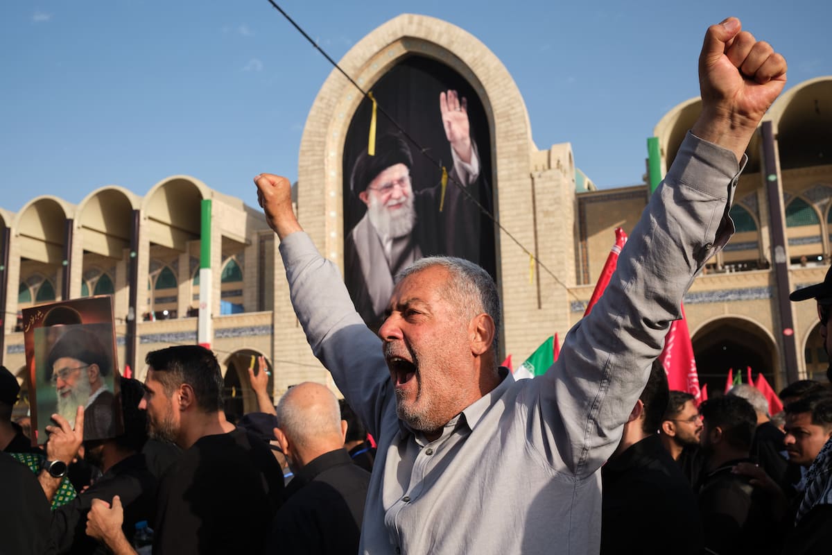 Un hombre grita eslóganes contra Estados Unidos e Israel en el funeral del asesinado líder supremo de Irán Alí Jameneí. //EFE/Jaime León.