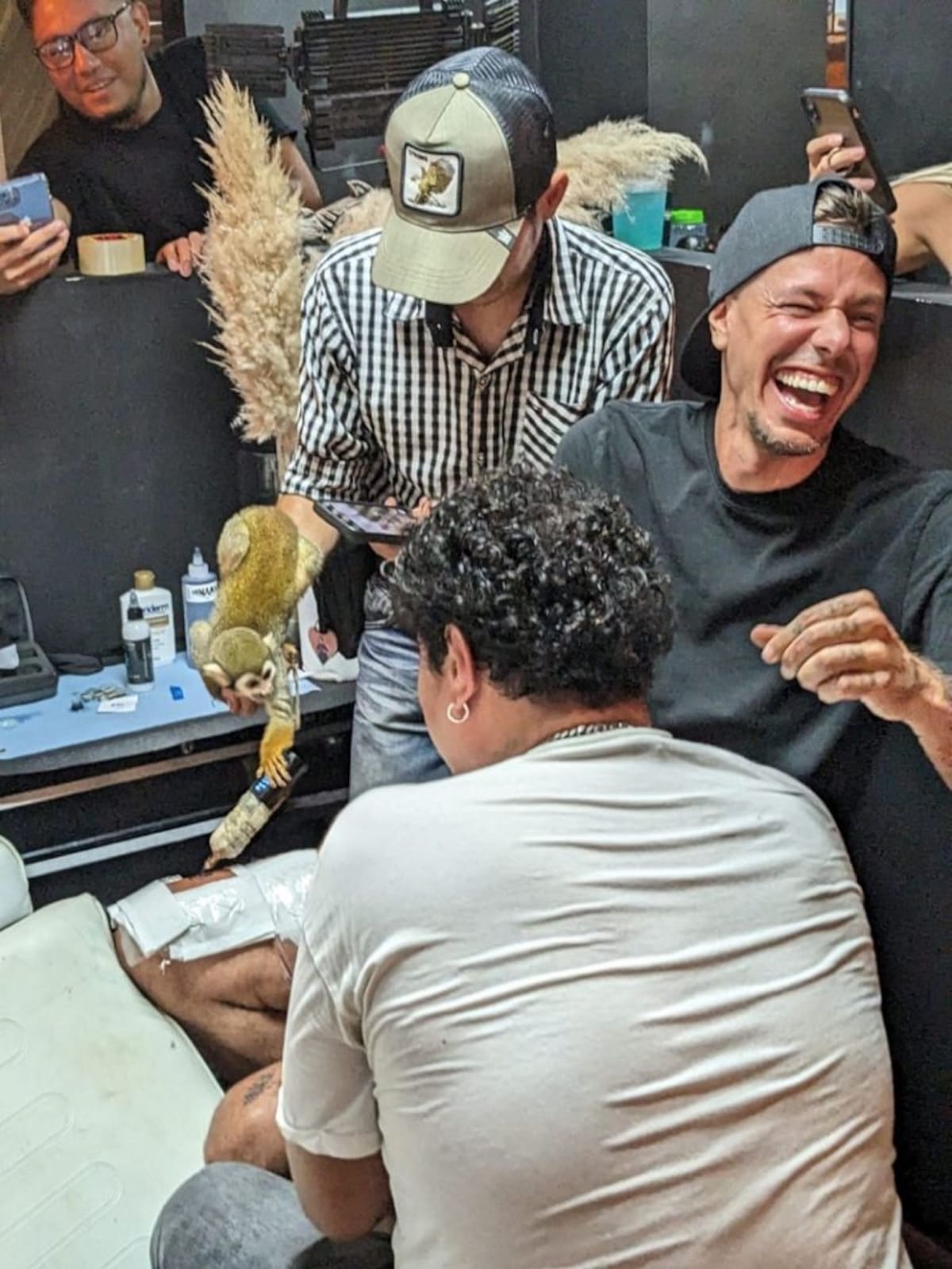Funky Matas el es artista que lleva 273 firmas tatuadas en su espalda y rompa récord Guinness.