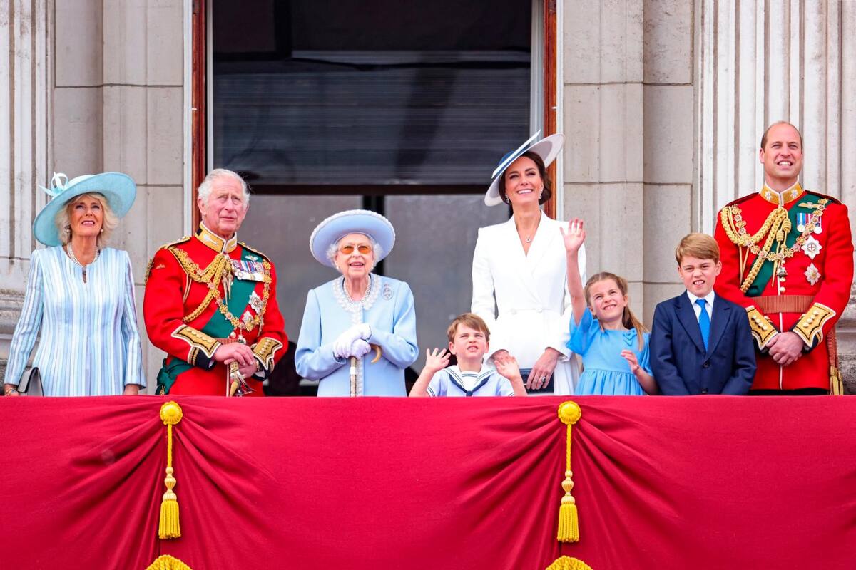 Isabel II, junto a la familia real, fue aclamada en el balcón del Palacio de Buckingham por sus 70 años de reinado. EFE / VANGUARDIA