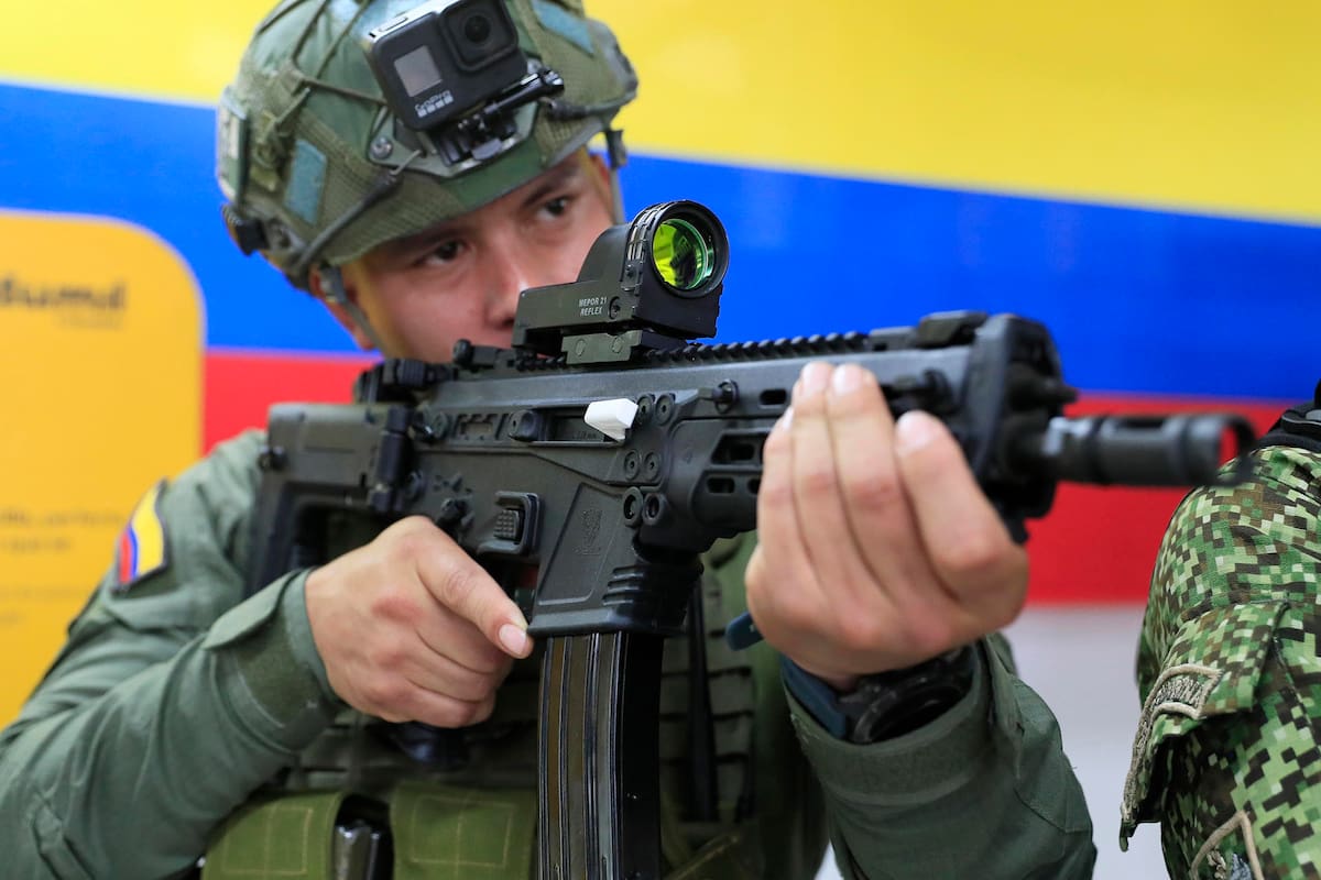 Un integrante de las Fuerzas Militares de Colombia posa con un fusil Jaguar este viernes, en la fabrica de la Industria Militar de Colombia (Indumil) en Soacha (Colombia). El presidente colombiano, Gustavo Petro, presentó el fusil Jaguar que espera que sea un motor de desarrollo para el país y parte de una transición de la estrategia de defensa nacional. EFE/ Carlos Ortega