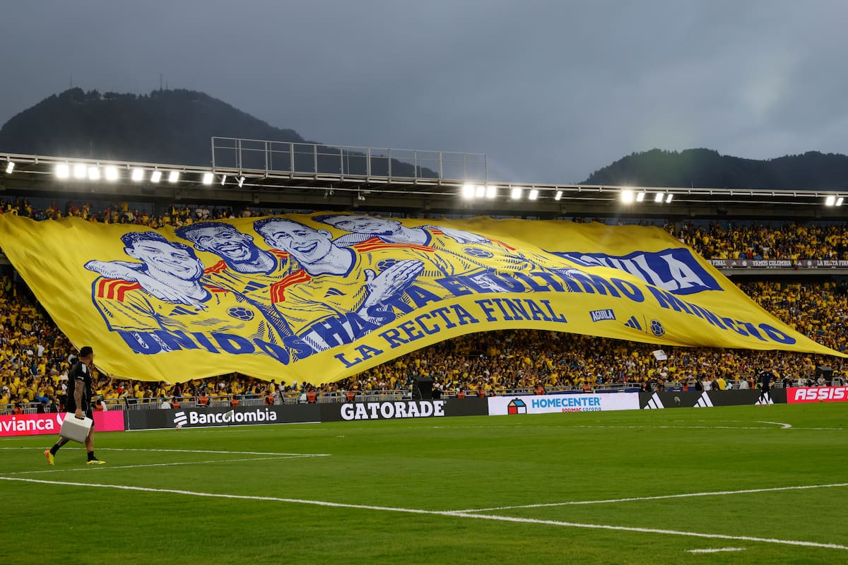 AME7607. BOGOTÁ (COLOMBIA), 01/06/2026.- Fotografía que muestra una bandera de Colombia este lunes, en un partido amistoso entre Colombia y Costa Rica previo a la Copa Mundial de Fútbol de 2026, en el estadio El Campín en Bogotá (Colombia). EFE/ Carlos Ortega