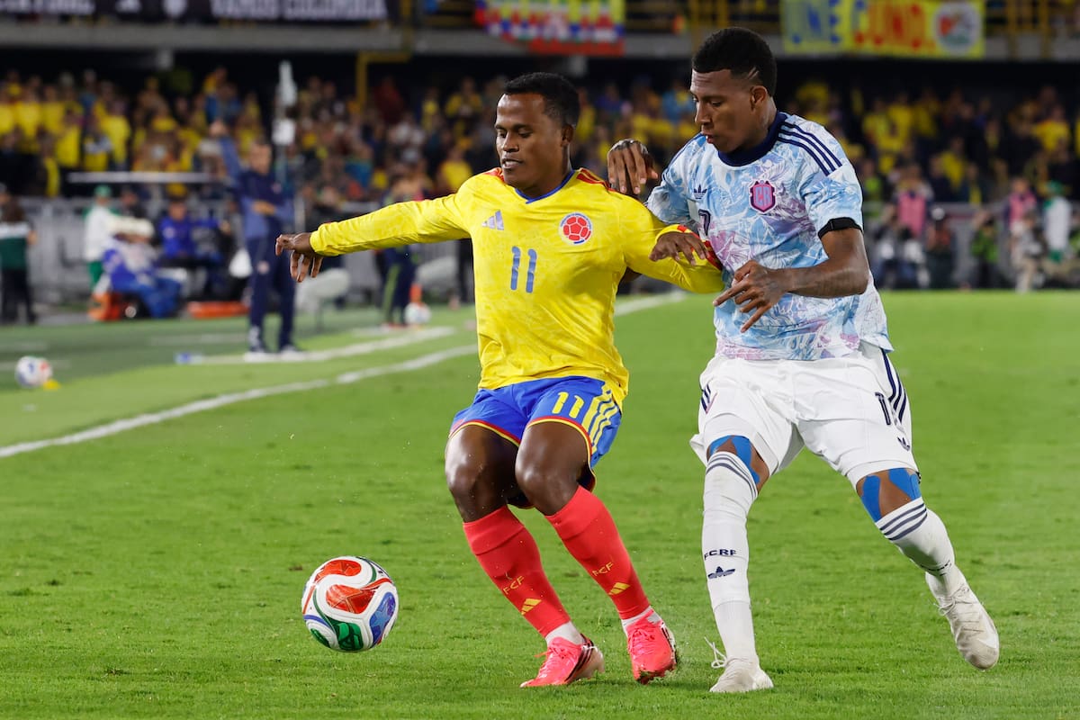 AME7678. BOGOTÁ (COLOMBIA), 01/06/2026.- Jhon Arias (i) de Colombia disputa un balón con Josimar Alcócer de Costa Rica este lunes, en un partido amistoso entre Colombia y Costa Rica previo a la Copa Mundial de Fútbol de 2026, en el estadio El Campín en Bogotá (Colombia). EFE/ Mauricio Dueñas Castañeda