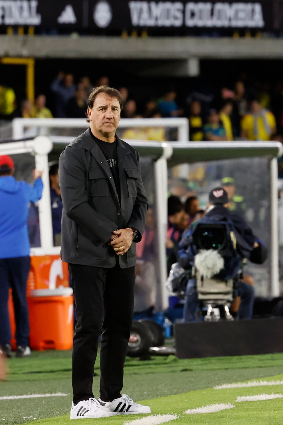 AME7637. BOGOTÁ (COLOMBIA), 01/06/2026.- El entrenador de Colombia, Néstor Lorenzo, dirige este lunes, en un partido amistoso entre Colombia y Costa Rica previo a la Copa Mundial de Fútbol de 2026, en el estadio El Campín en Bogotá (Colombia). EFE/ Mauricio Dueñas Castañeda