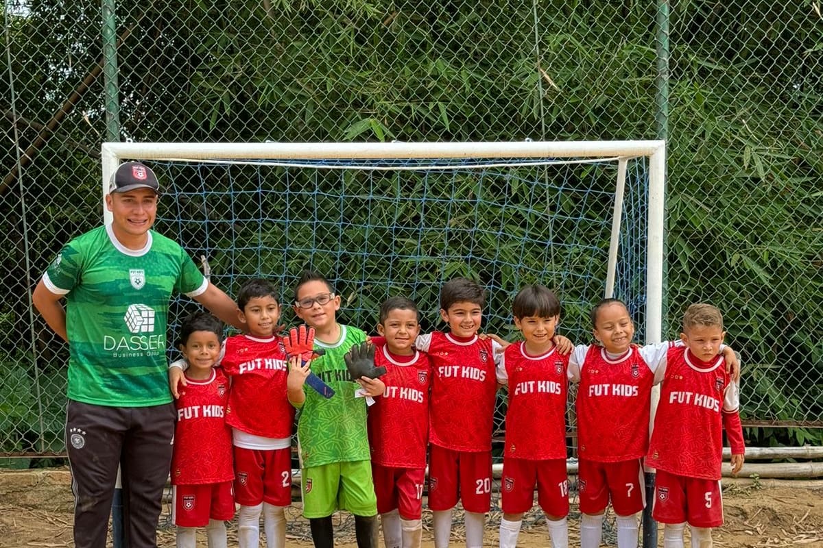 Pedro Porras, director técnico; y los futbolistas: Juan José Caldas, Emi Gómez, Emmanuel Flórez, Dominick Irreño, Alejandro Bayona, Tomás González, Alejandra González, Santiago Lizarazo y Tomás Pérez. Suministrada / VANGUARDIA