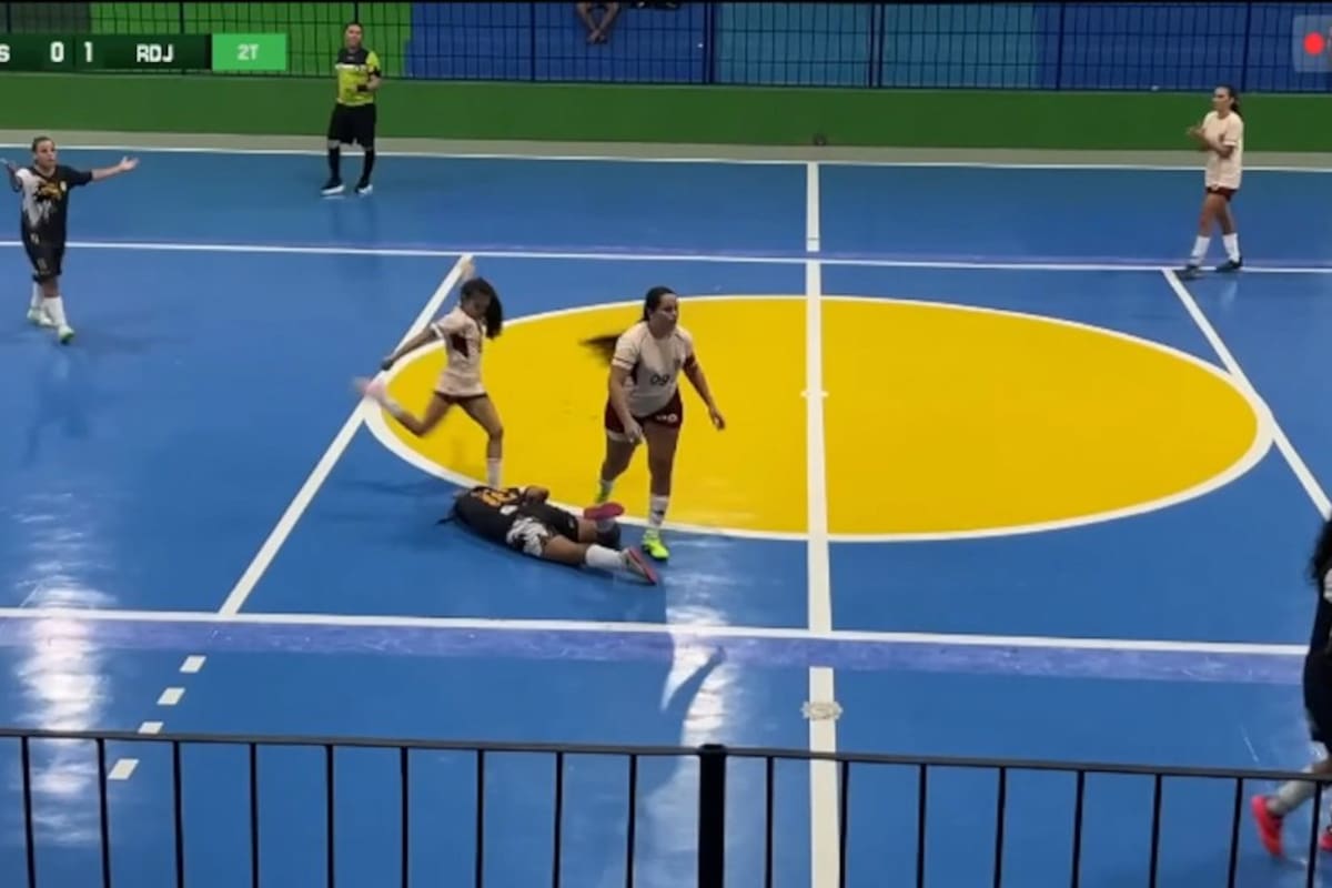 El video que indigna al mundo: brutal agresión en el futsal femenino brasileño. /FOTO: Captura de Pantalla