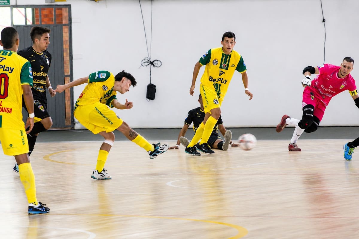 Real Bucaramanga se quedó con el clásico santandereano de la Liga BetPlay de Fútbol Sala 2026 tras vencer 3-2 a Atlético Santander en Floridablanca, sumando su primera victoria del torneo. /FOTO: Liga Santandereana de Fútbol
