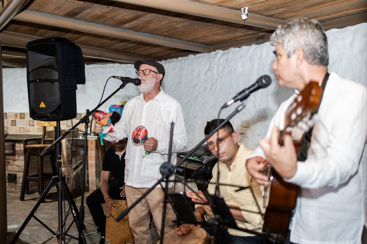 Gabriel LaTorre fue poeta, creador cultural, autor del himno de Bucaramanga y promotor de proyectos para acercar a los niños a la lectura. Su historia, contada por su hija María Fernanda y por Julián Rincón, revela a un hombre que hizo de la palabra, la familia y el arte una forma de construir paz en Santander. Foto suministrada /VANGUARDIA