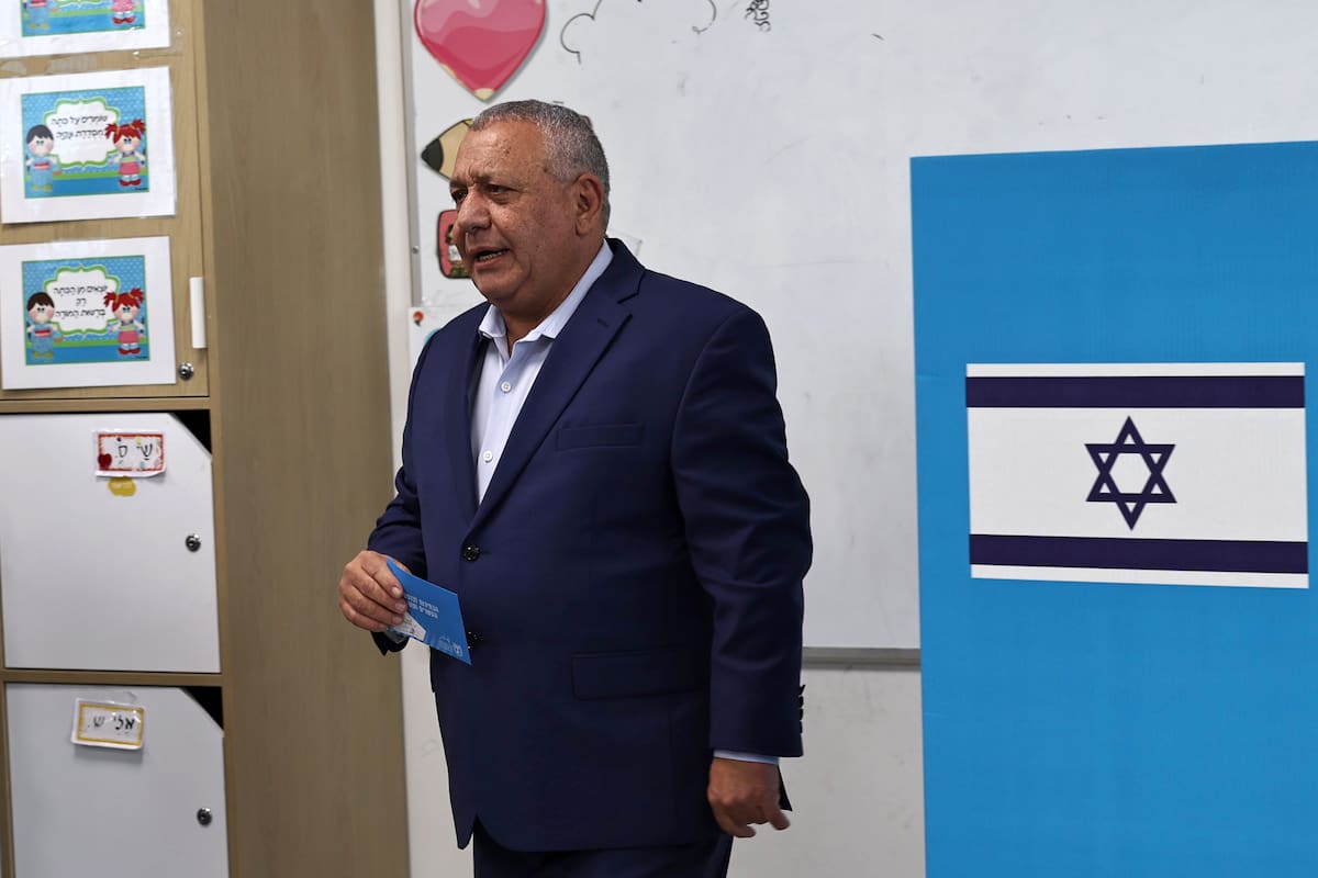 Gadi Eisenkot, líder del partido Yashar y exjefe militar israelí, emite su voto en las elecciones a la 26.ª Knéset (parlamento) en la ciudad de Herzliya, cerca de Tel Aviv, Israel, el 27 de octubre de 2026. Los israelíes acuden a las urnas en los primeros comicios a escala nacional desde el ataque perpetrado por Hamás el 7 de octubre de 2023.