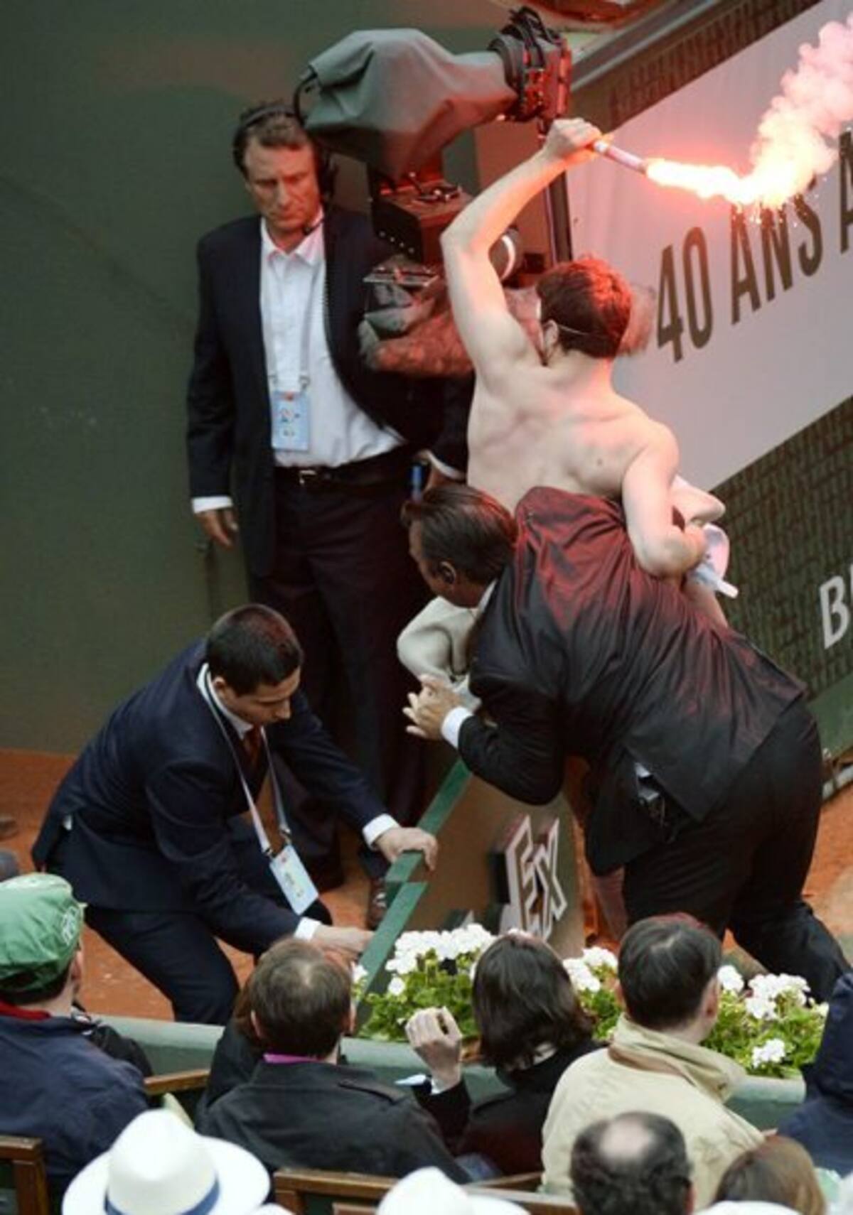 Activistas contra los matrimonios homosexuales interrumpen dos veces la final de Roland Garros (Foto: Afp/VanguardiaLiberal)