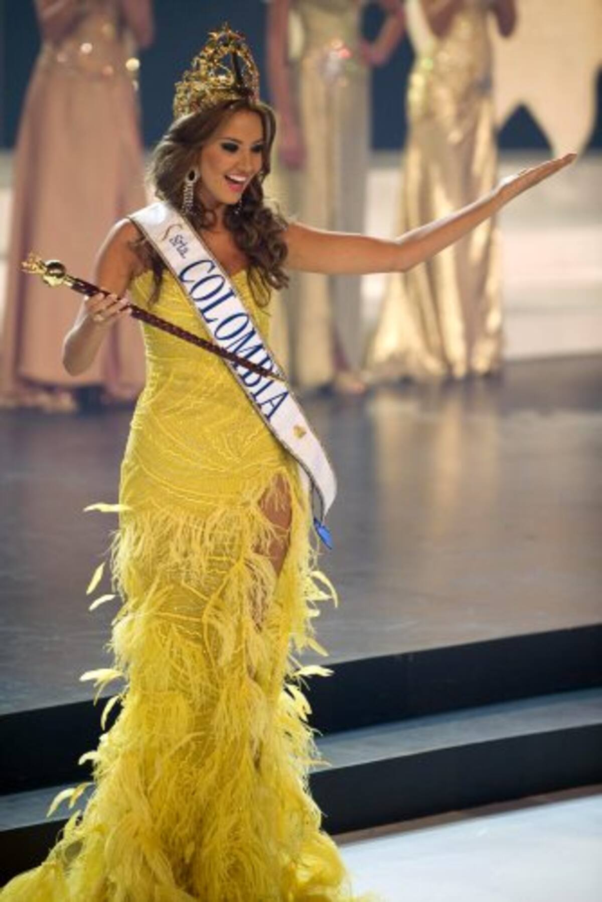 La nueva Señorita Colombia, Daniella Margarita Álvarez, saluda al público justo después de la coronación. (Foto: Afp/VANGUARDIA LIBERAL)