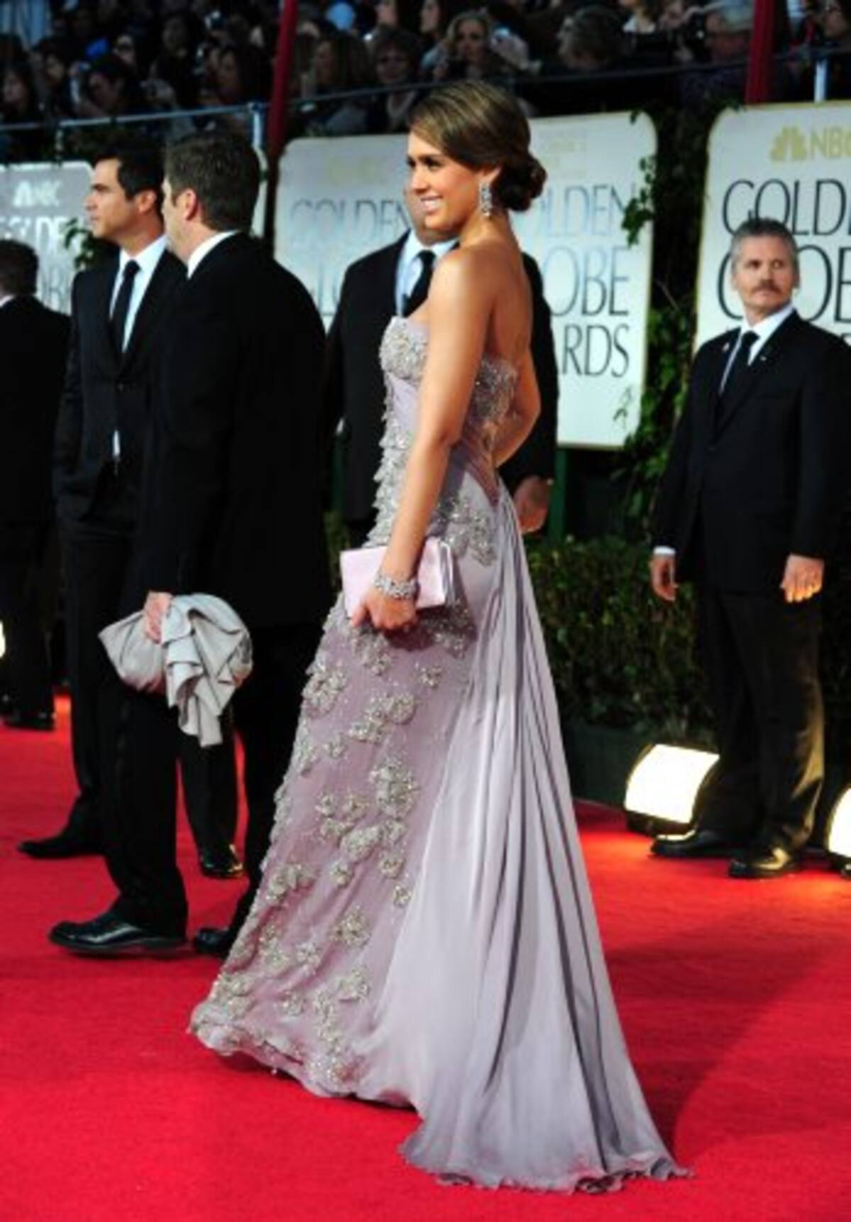 La actriz Jessica Alba en su llegada a la ceremonia de la versión 69 de los Golden Globe Awards (Foto: Afp/VANGUARDIA LIBERAL)
