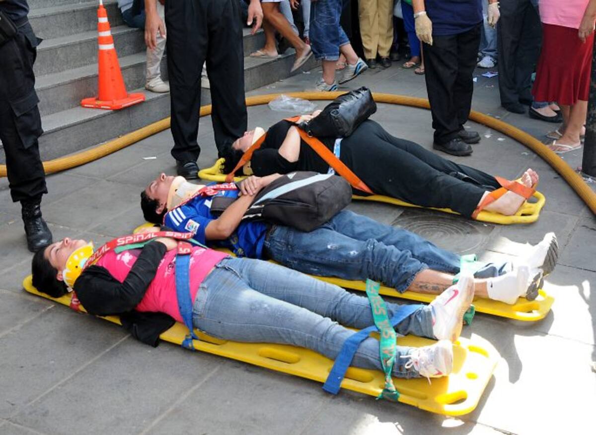 En el lugar del accidente, 15 ambulancias junto a policías trabajan en el rescate. (Foto: AFP / VANGUARDIA LIBERAL)