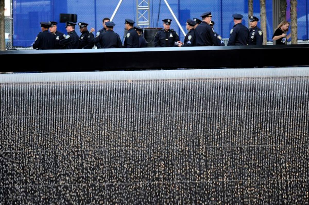 Varios policías caminan por el parque y museo“National September 11 Memorial”de New York (Foto: EFE)