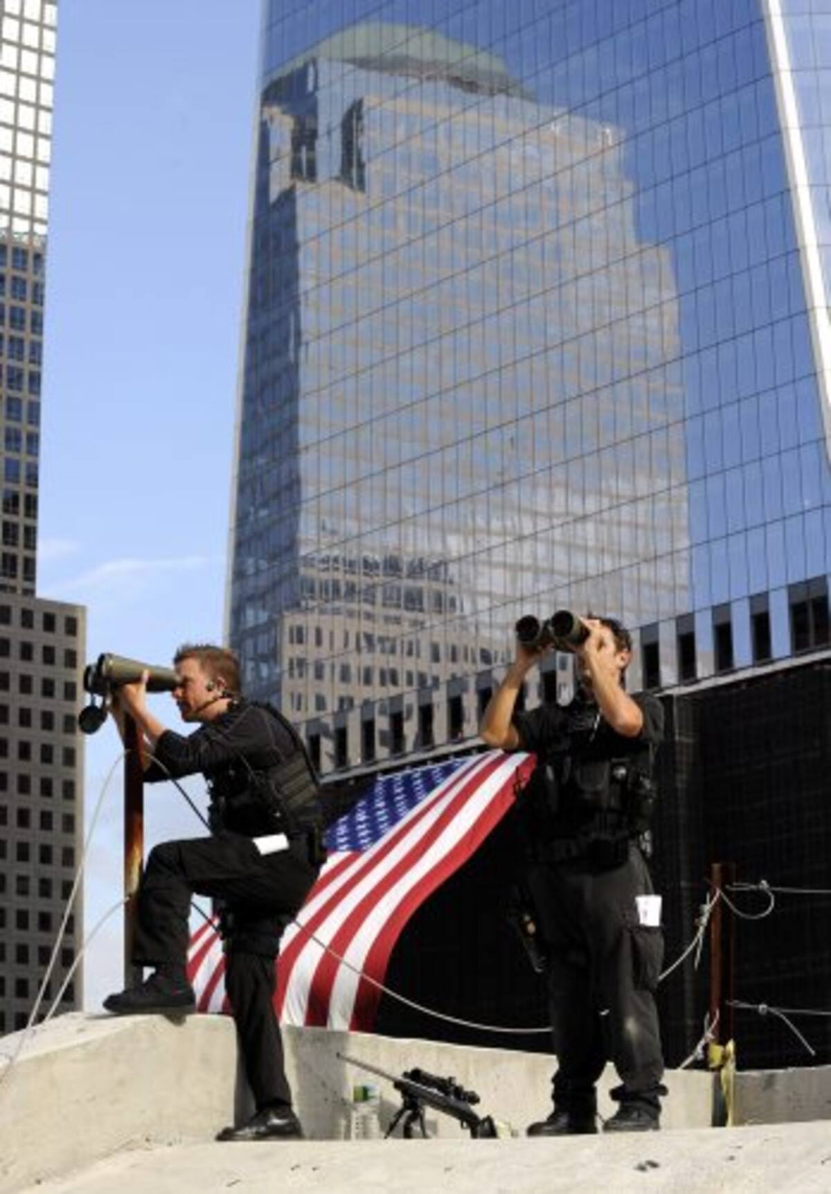 Agentes de Policía vigilan desde un tejado la "zona cero" en Nueva York (Foto: EFE)