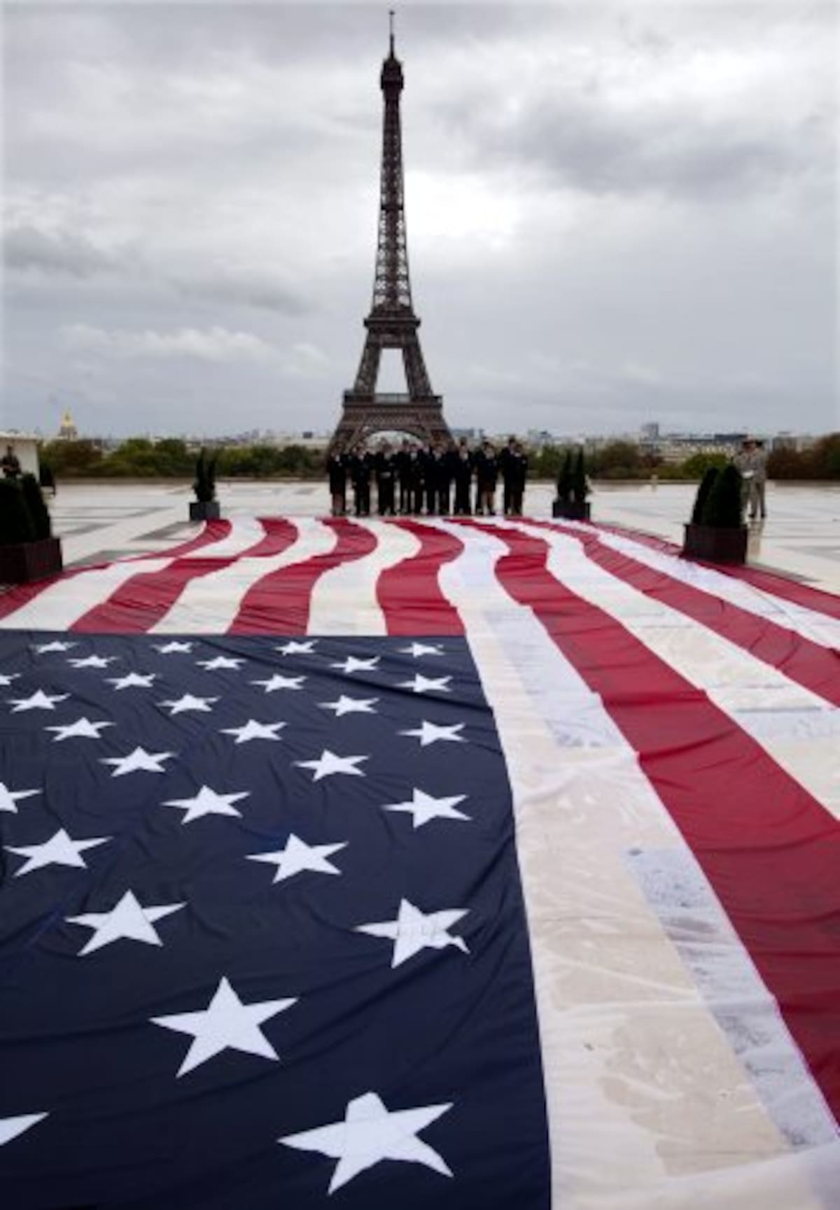 Bandera de los Estados Unidos durante los actos conmemorativos en París (Foto: EFE)