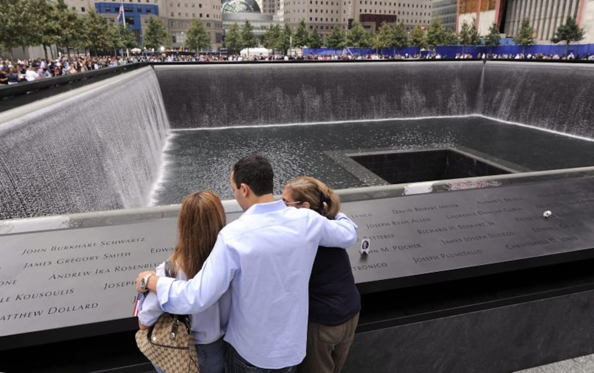 Familiares de las víctimas en el Memorial de la "zona cero" en Nueva York (Foto: EFE)