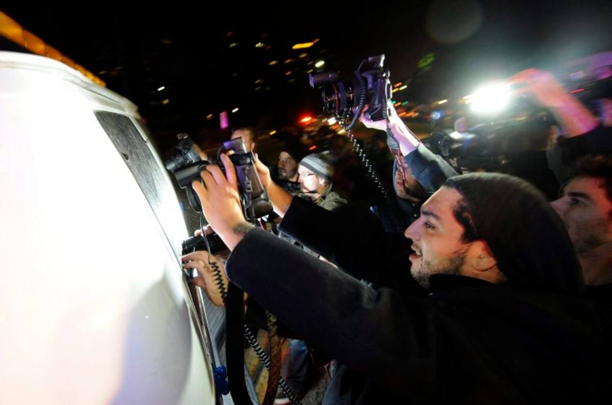 Periodistas se concentraron junto a la ambulancia del Instituto Anatómico Forense, donde fue trasladado el cadáver de la cantante Whitney Houston. (Foto: Efe/VANGUARDIA LIBERAL)