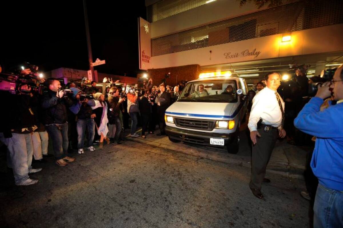 Periodistas se concentraron junto a la ambulancia del Instituto Anatómico Forense, donde fue trasladado el cadáver de la cantante y actriz estadouni-dense Whitney Houston. (Foto: Efe/VANGUARDIA LIBERAL)