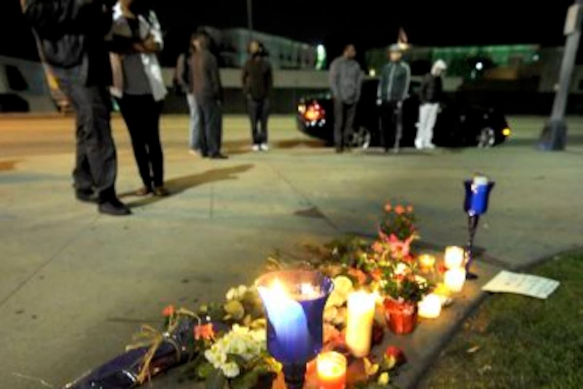 Velas, flores y un cartel donde se lee una versión adaptada del famoso single "I will always love you", fueron dejados frente al Hotel Beverly Hilton donde la cantante y actriz estadounidense Whitney Houston murió ayer a los 48 años. (Foto: Efe/VANGUARDIA LIBERAL)