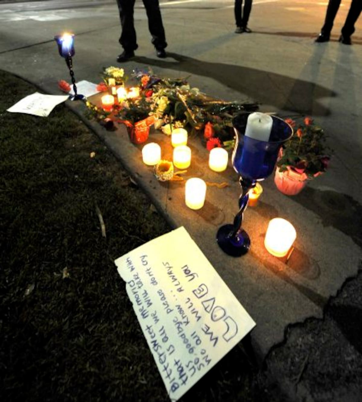 Velas, flores y un cartel fueron dejados frente al Hotel Beverly Hilton donde murió la cantante y actriz estadounidense Whitney Houston. (Foto: Efe/VANGUARDIA LIBERAL)