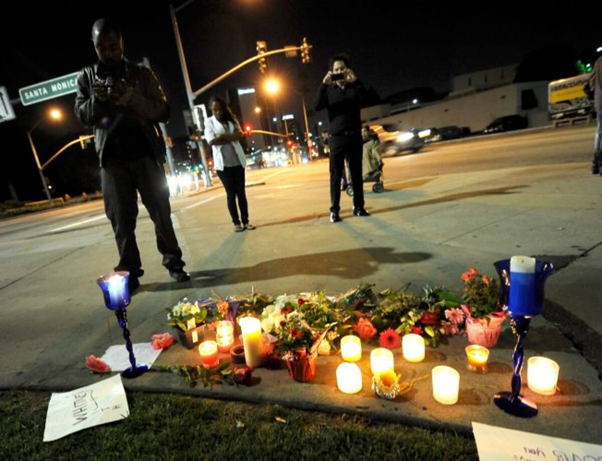 Velas, flores y un cartel fueron dejados frente al Hotel Beverly Hilton donde murió la cantante y actriz estadounidense Whitney Houston. (Foto: Efe/VANGUARDIA LIBERAL)