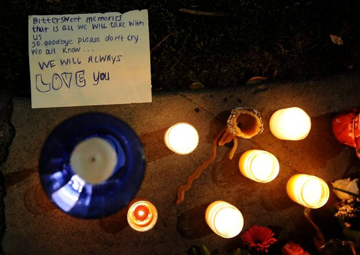 Velas, flores y un cartel fueron dejados frente al Hotel Beverly Hilton donde murió la cantante y actriz estadounidense Whitney Houston. (Foto: Efe/VANGUARDIA LIBERAL)