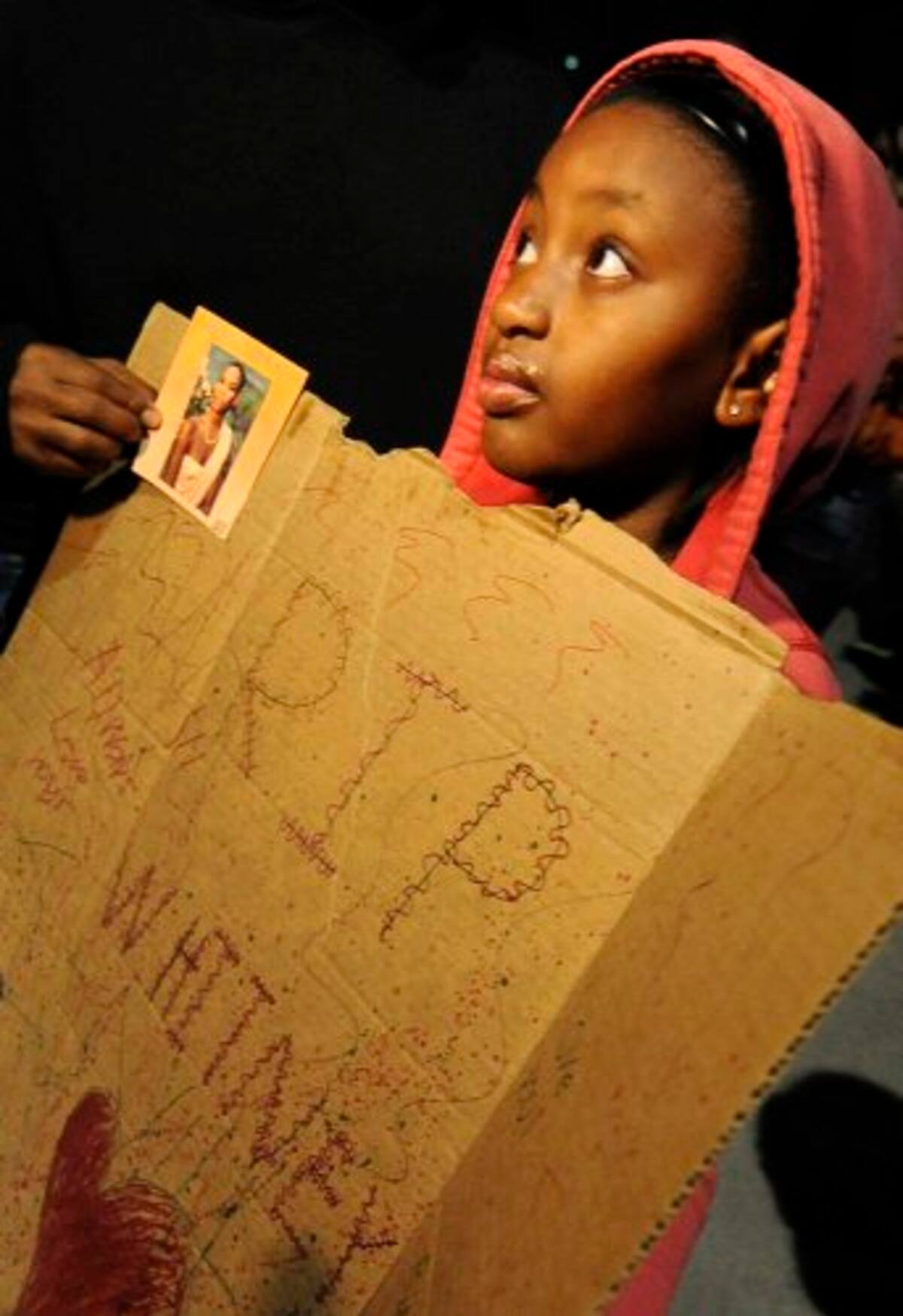 Una menor sostiene una pancarta que dice 'Descansa en paz Whitney' frente al Hotel Beverly Hilton donde falleció la cantante. (Foto: Efe/VANGUARDIA LIBERAL)