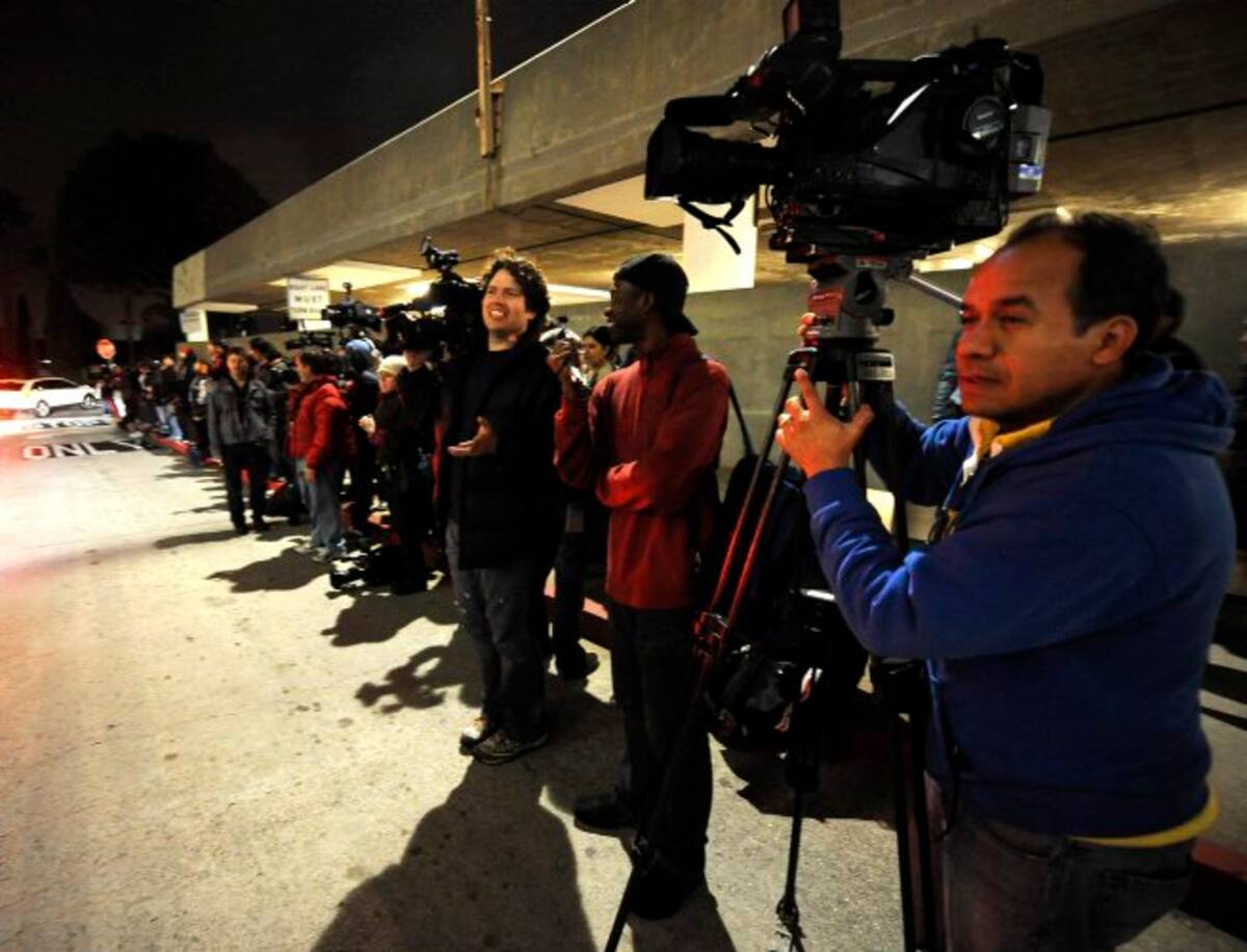 Periodistas se concentraron junto a la ambulancia del Instituto Anatómico Forense, que trasladaba el cadáver de la cantante y actriz estadounidense Whitney Houston. (Foto: Efe/VANGUARDIA LIBERAL)