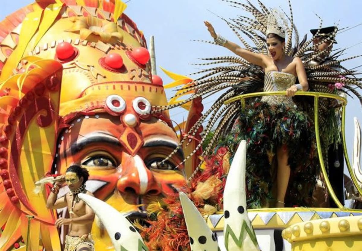 La reina del Carnaval de Barranquilla, Andrea Jaramillo, participó en el desfile de la Batalla de Flores. (Foto: EFE/ VANGUARDIA LIBERAL)