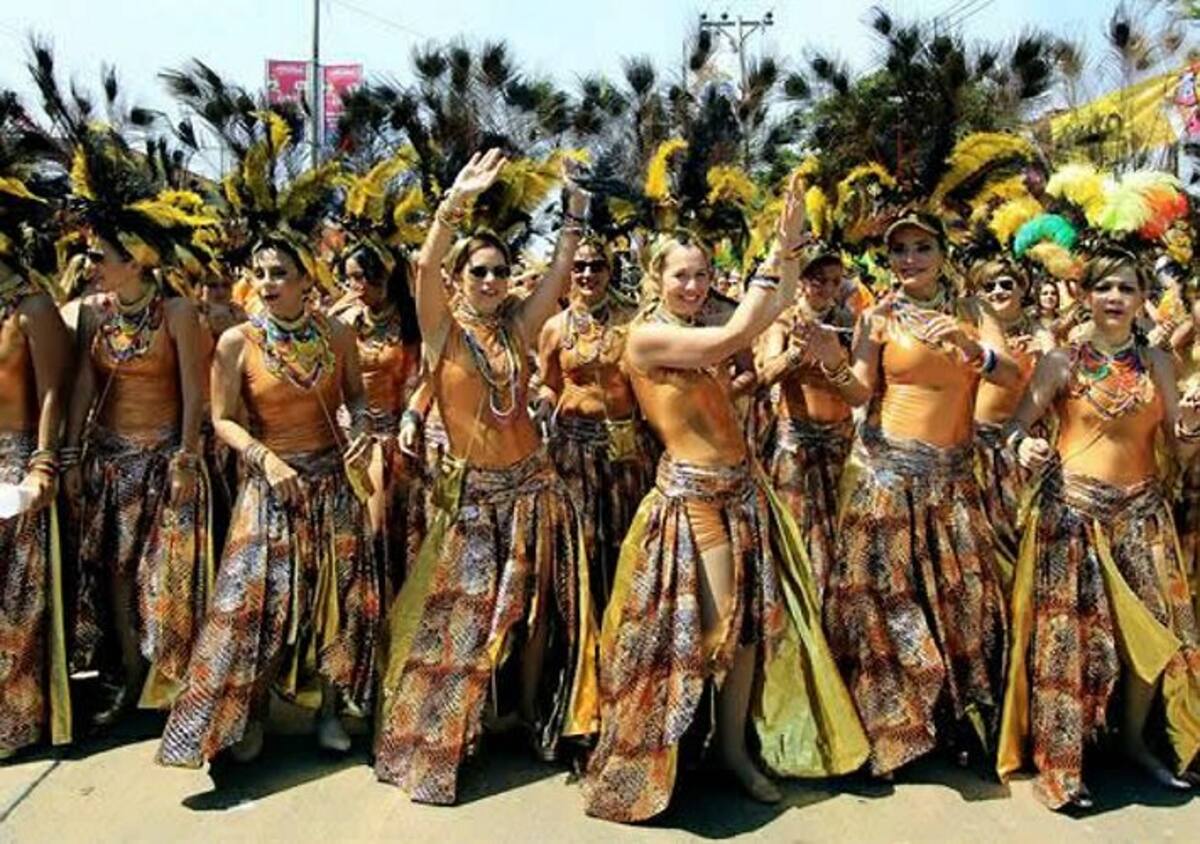 Integrantes de una comparsa que participa en el Carnaval de Barranquilla. (Foto: EFE / VANGUARDIA LIBERAL)