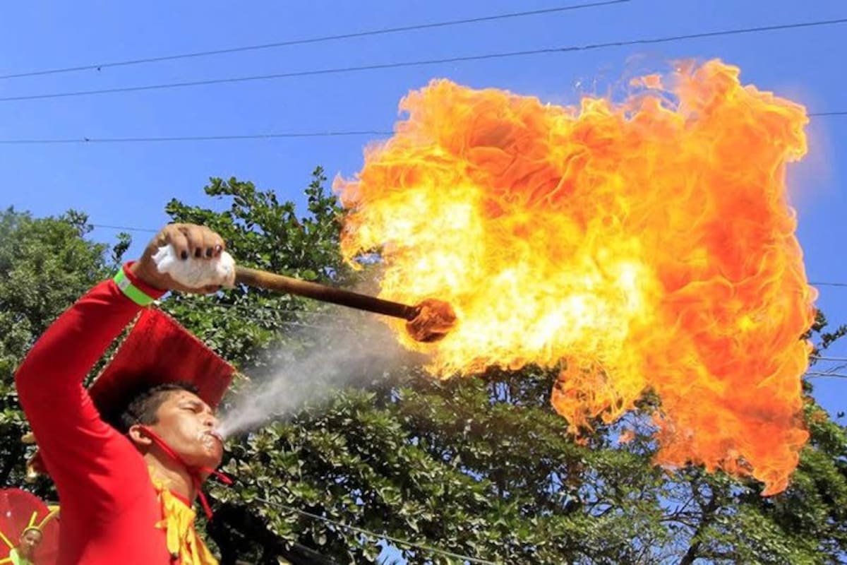 Un hombre lanza fuego por la boca durante su participación en el Carnaval de Barranquilla. (Foto: EFE/VANGUARDIA LIBERAL)