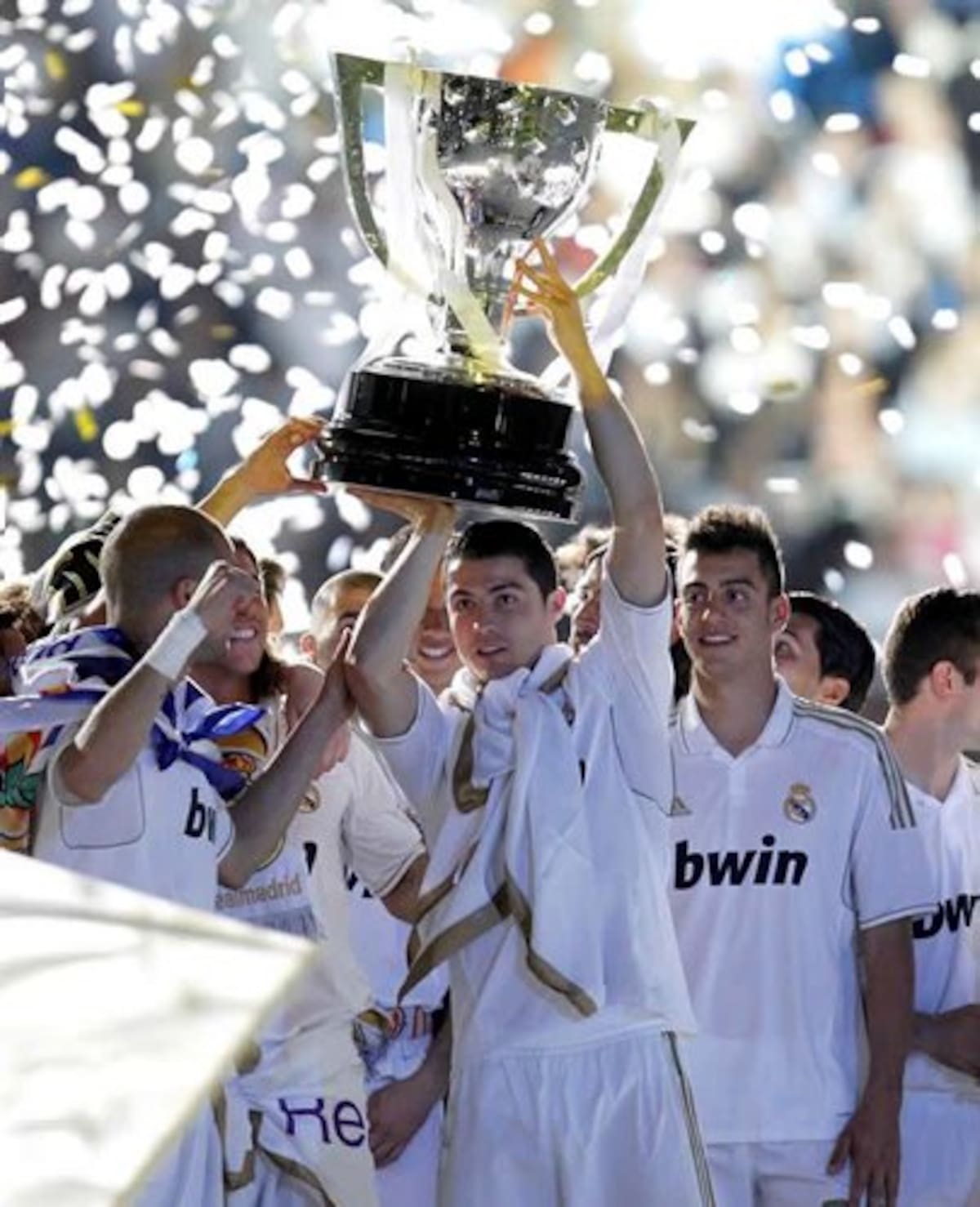 Fiesta blanca en el Bernabéu por el título del Real Madrid (Foto: AFP / VANGUARDIA LIBERAL)