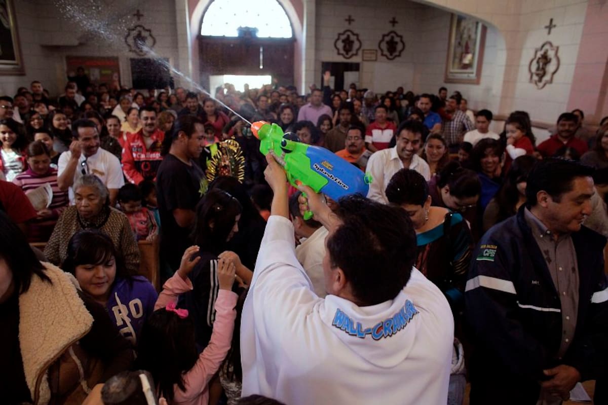 Un cura que da Misa con imágenes de cómic y bendice con pistolas de agua (Foto: Tomada de Internet / VANGUARDIA LIBERAL)