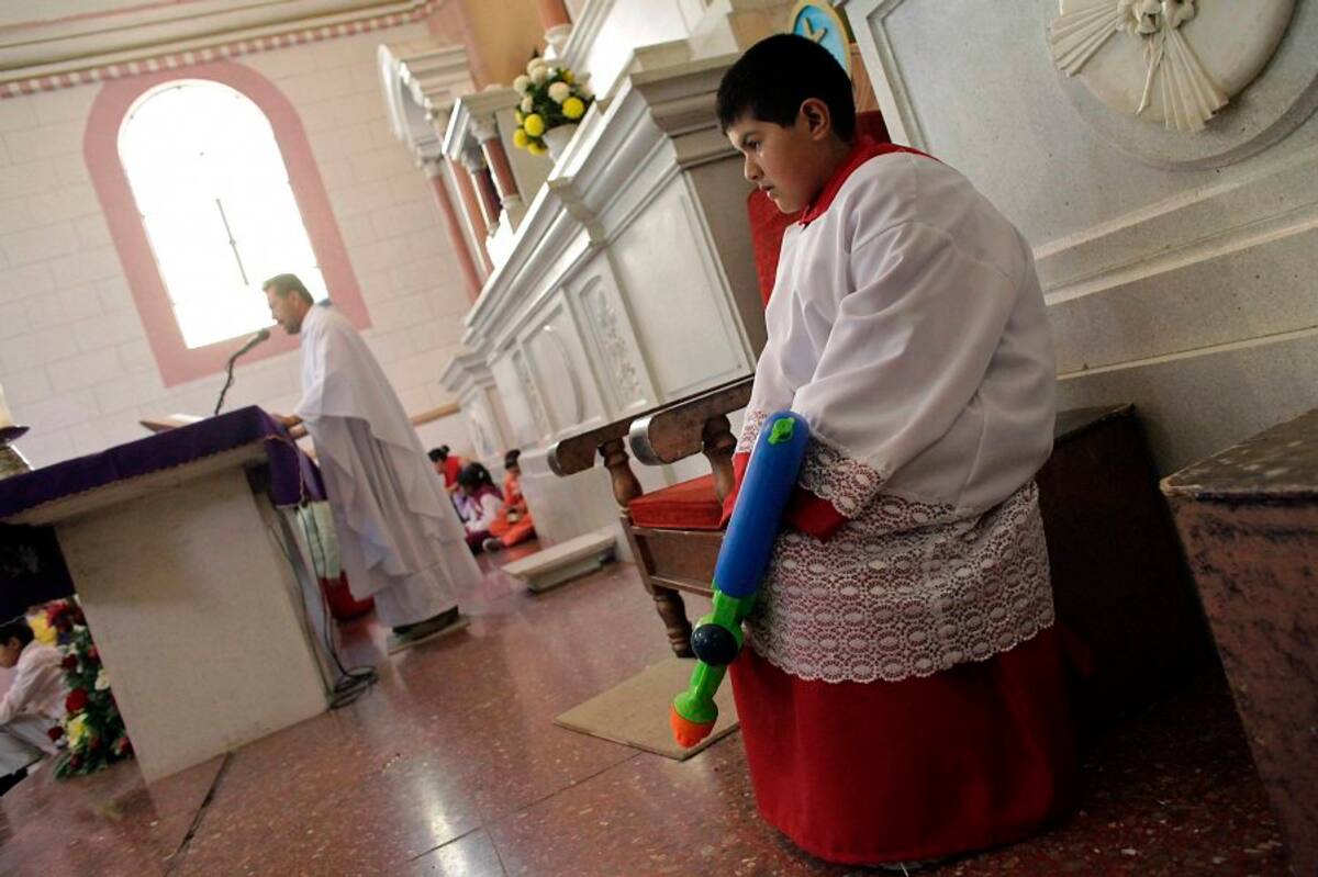 Un cura que da Misa con imágenes de cómic y bendice con pistolas de agua (Foto: Tomada de Internet / VANGUARDIA LIBERAL)