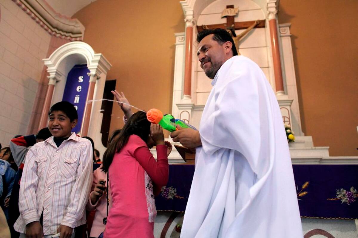 Un cura que da Misa con imágenes de cómic y bendice con pistolas de agua (Foto: Tomada de Internet / VANGUARDIA LIBERAL)