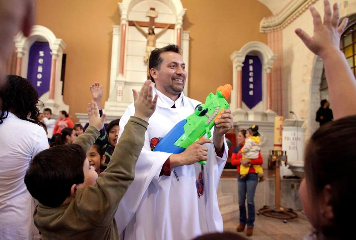 Un cura que da Misa con imágenes de cómic y bendice con pistolas de agua (Foto: Tomada de Internet / VANGUARDIA LIBERAL)