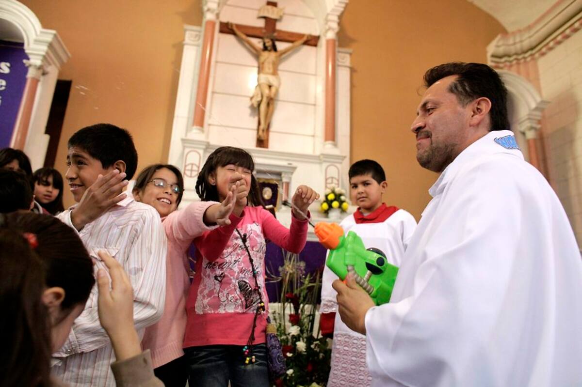 Un cura que da Misa con imágenes de cómic y bendice con pistolas de agua (Foto: Tomada de Internet / VANGUARDIA LIBERAL)