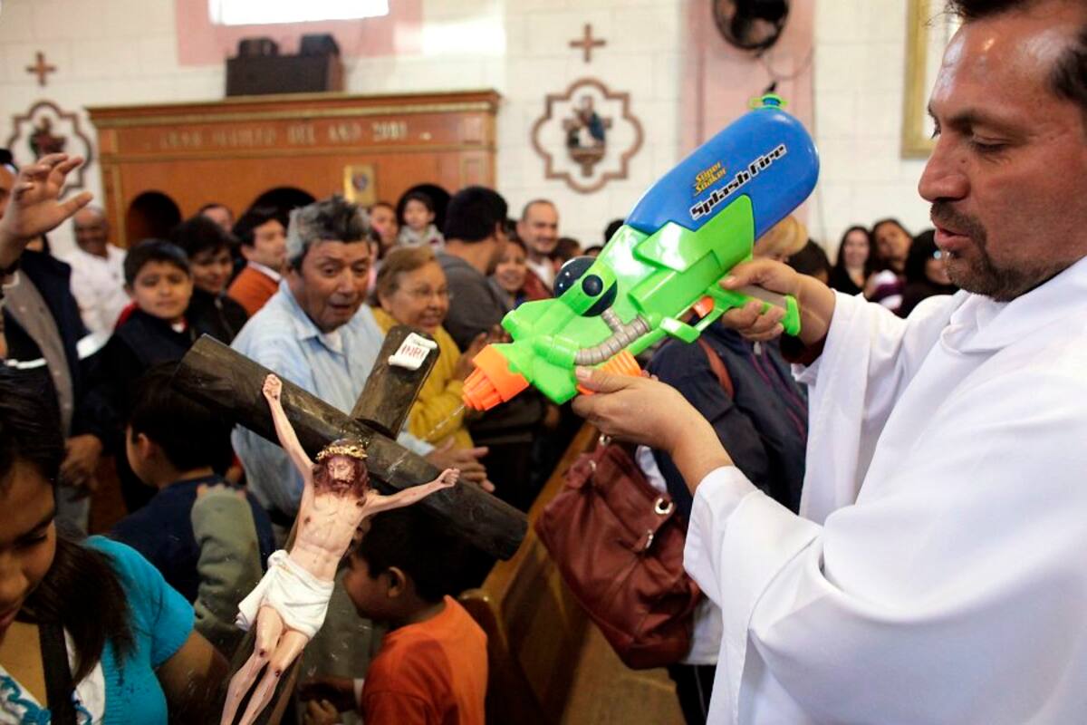 Un cura que da Misa con imágenes de cómic y bendice con pistolas de agua (Foto: Tomada de Internet / VANGUARDIA LIBERAL)