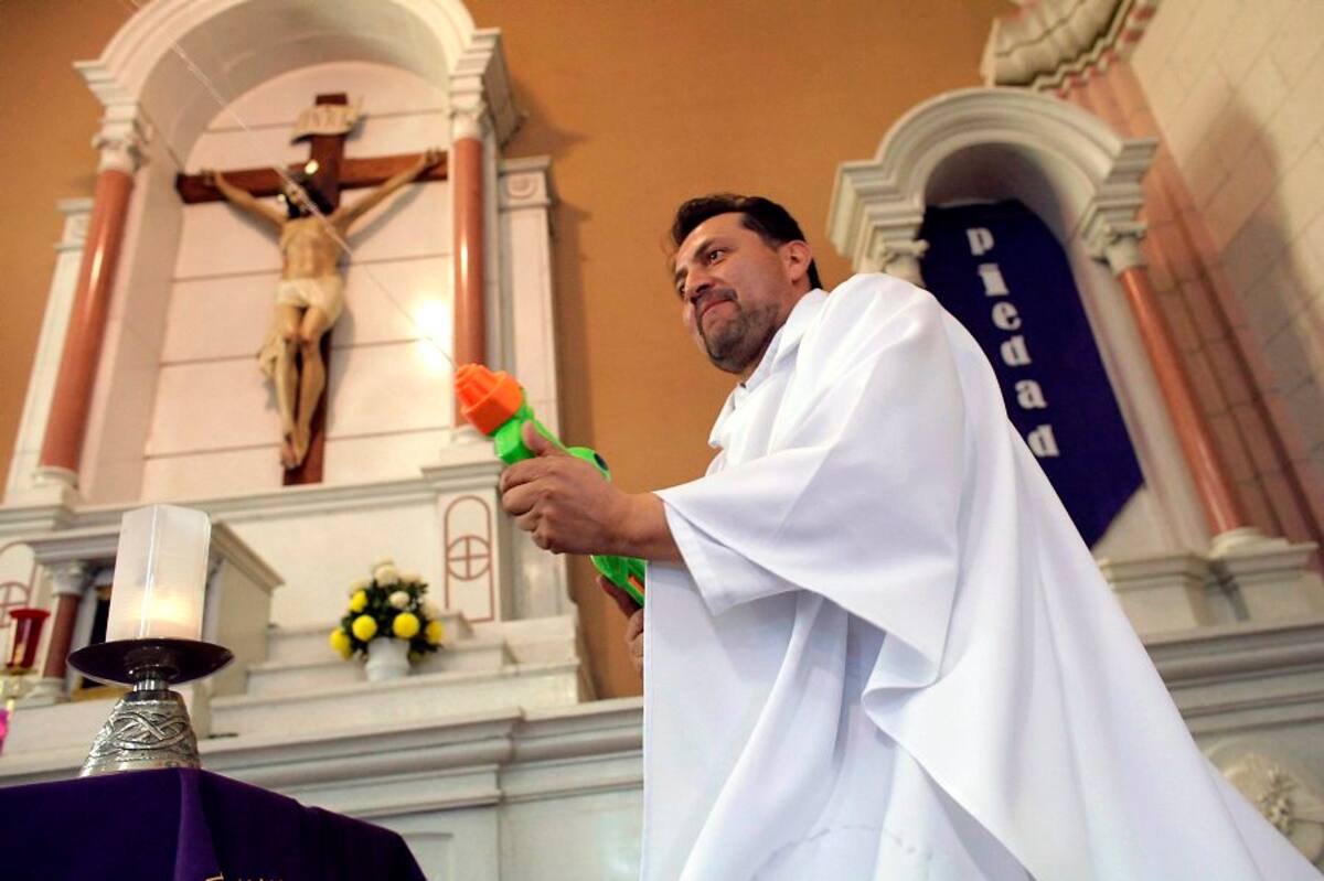 Un cura que da Misa con imágenes de cómic y bendice con pistolas de agua (Foto: Tomada de Internet / VANGUARDIA LIBERAL)