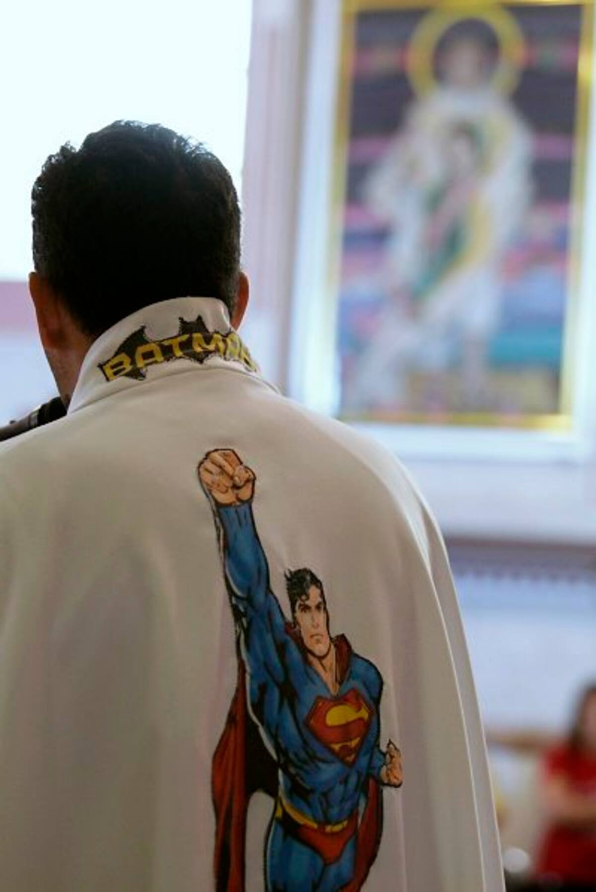 Un cura que da Misa con imágenes de cómic y bendice con pistolas de agua (Foto: Tomada de Internet / VANGUARDIA LIBERAL)