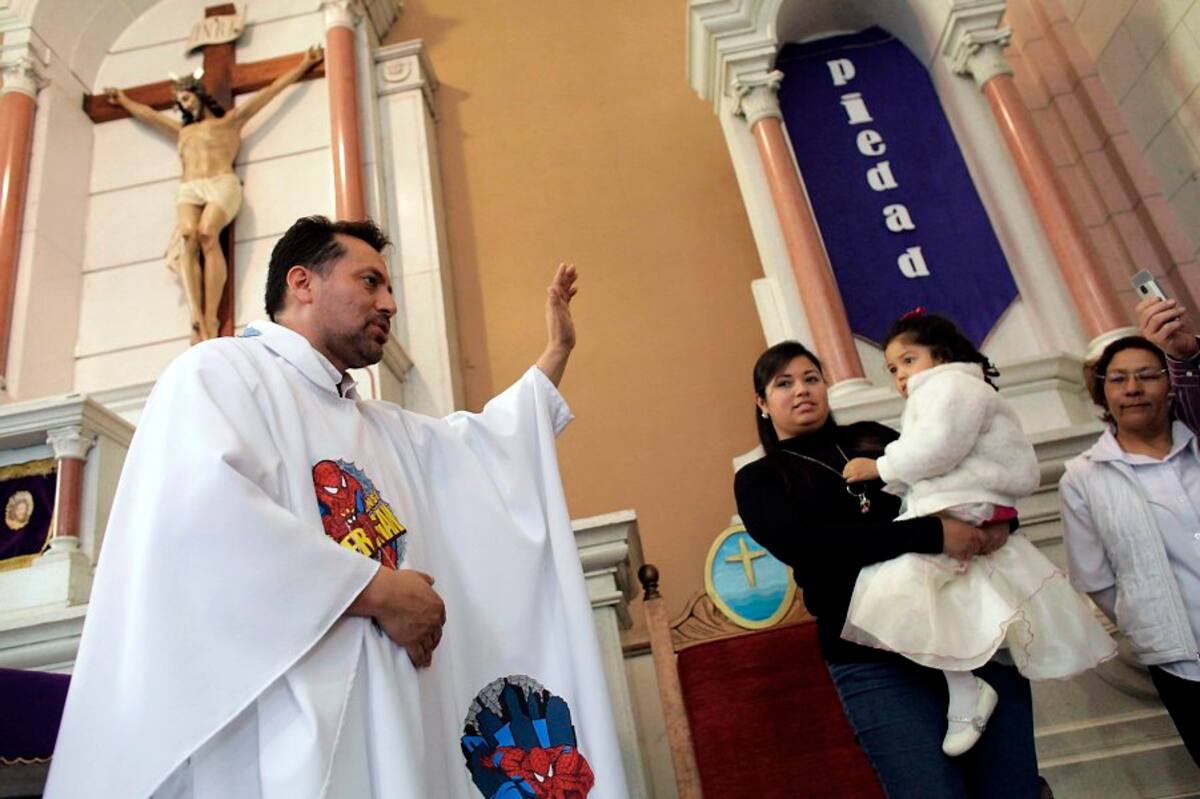 Un cura que da Misa con imágenes de cómic y bendice con pistolas de agua (Foto: Tomada de Internet / VANGUARDIA LIBERAL)