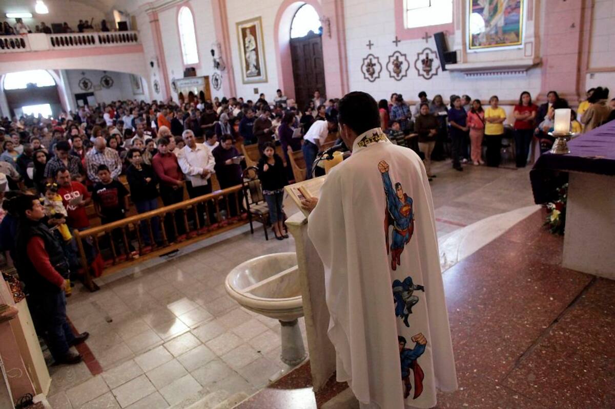 Un cura que da Misa con imágenes de cómic y bendice con pistolas de agua (Foto: Tomada de Internet / VANGUARDIA LIBERAL)