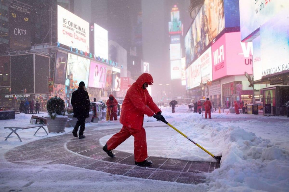 Un fuerte granizo seguía cayendo con fuerza en la tarde, golpeando en el rostro a los pocos transeúntes y porteros de edificios que paleaban nieve en las veredas. (Foto: AFP/VANGUARDIA LIBERAL)