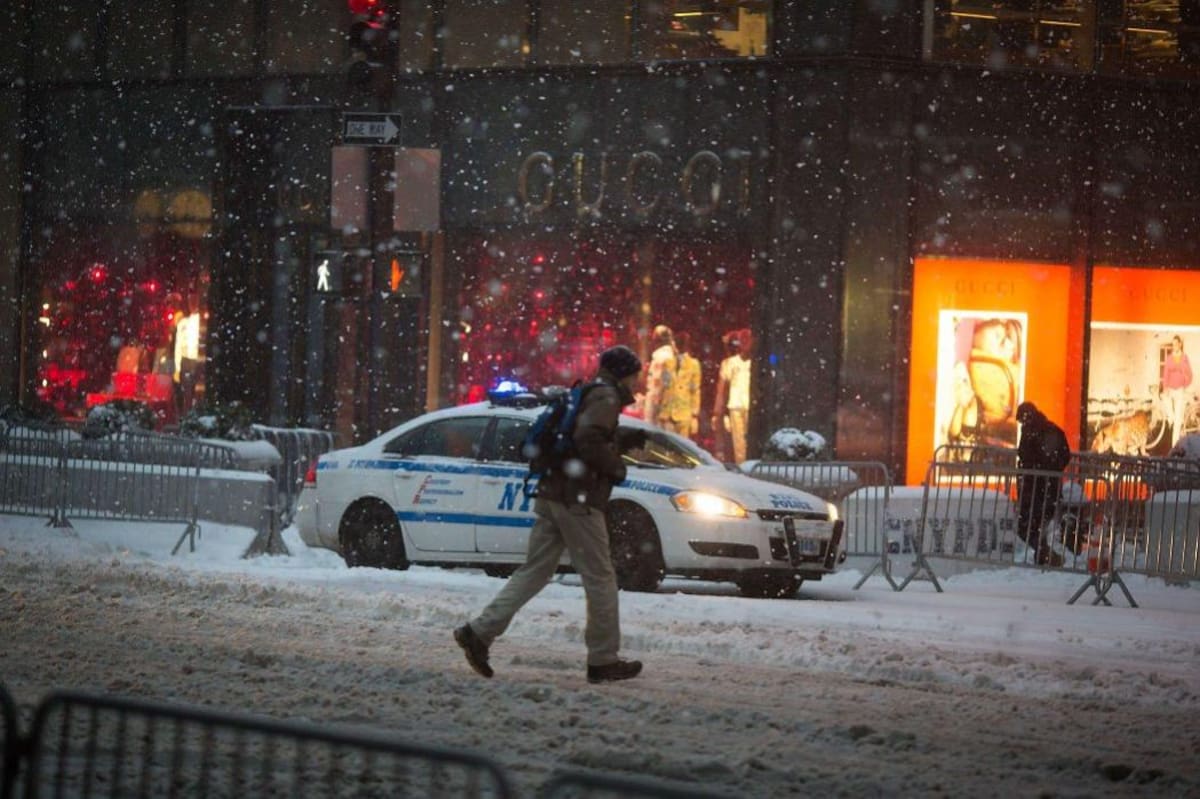 Nueva York recibió una nevada inferior a lo previsto, pero parecía una ciudad fantasma a apenas una semana del inicio oficial de la primavera, con la visibilidad seriamente reducida y las calles blancas, semidesiertas. (Foto: AFP/VANGUARDIA LIBERAL)