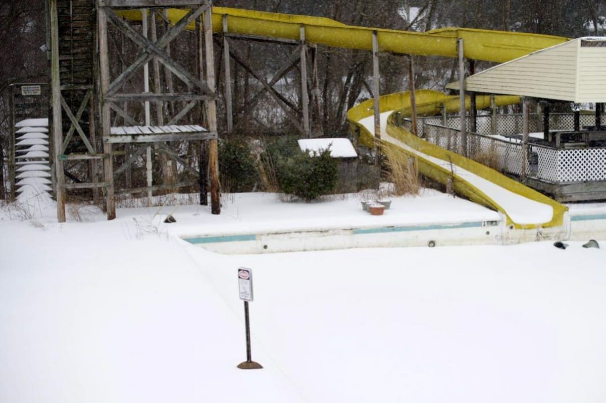 "Tenemos 5.000 máquinas para barrer la nieve y hemos desplegado a 2.000 miembros de la Guardia Nacional, los estamos desplazando hacia el centro del estado de Nueva York (...) donde aún esperamos unos 76 cm de nieve", afirmó Cuomo. (Foto: AFP/VANGUARDIA LIBERAL)