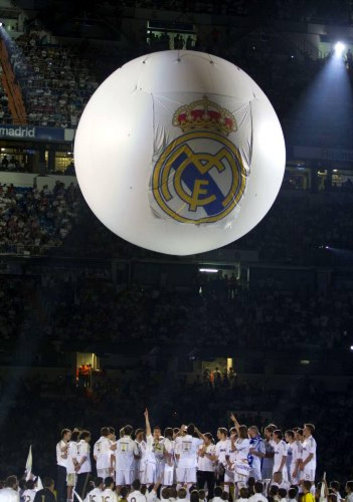 Fiesta blanca en el Bernabéu por el título del Real Madrid (Foto: AFP / VANGUARDIA LIBERAL)
