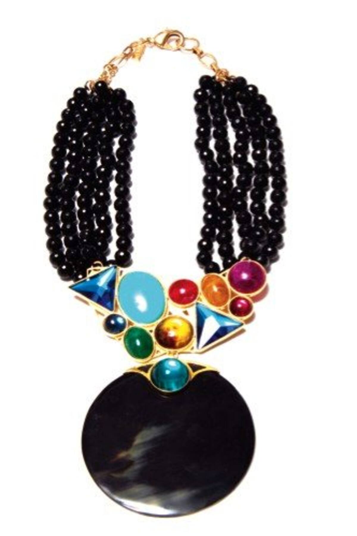 4- Hecho a mano, con cristales, cacho y baño de oro de 24 quilates. Maximalismo para mujeres con cuello muy largo. $750.000 (Foto: Revista Nueva/VANGUARDIA LIBERAL)