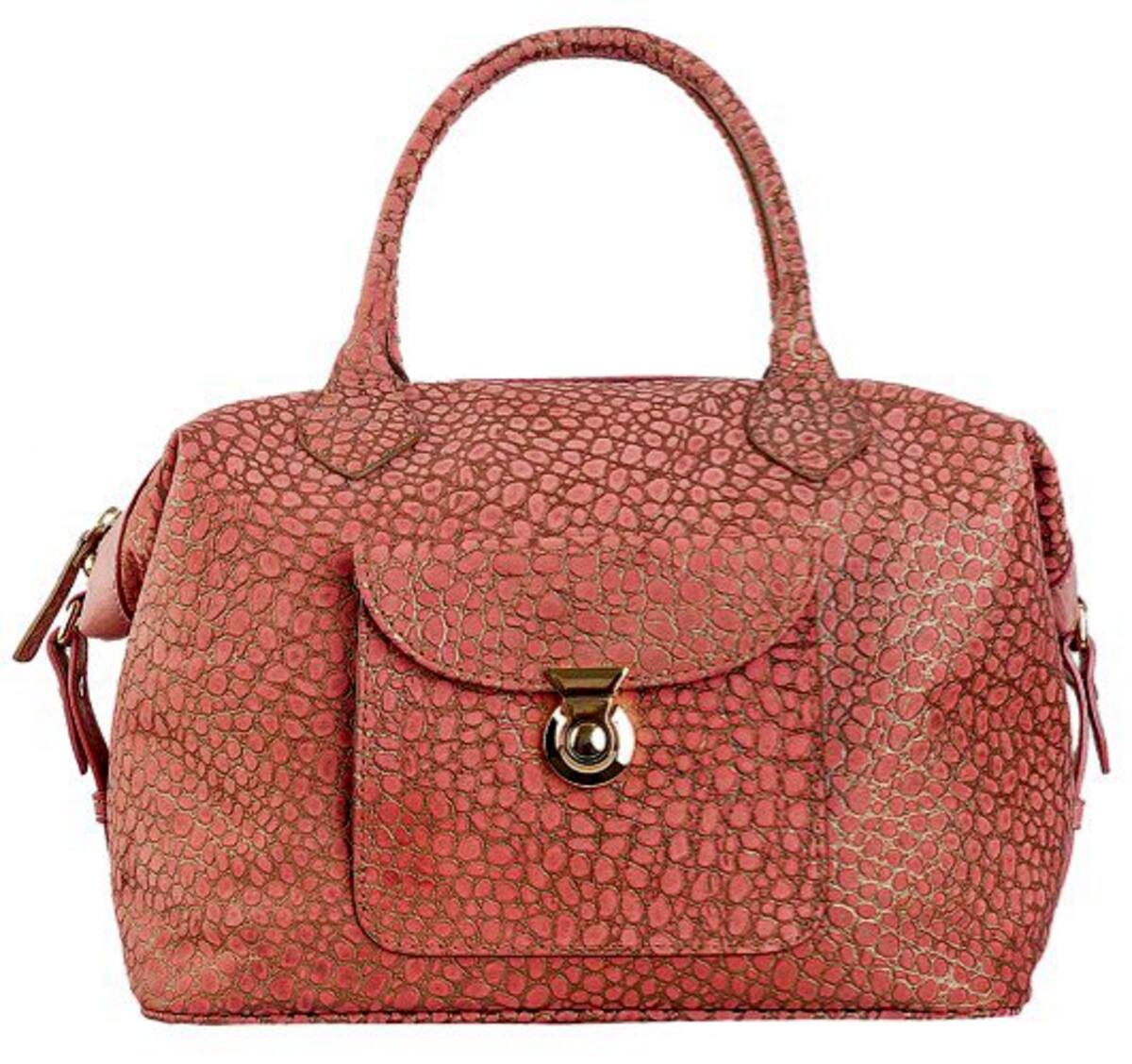 2. Como una dulce golosina, un algodón de azúcar, se nos antoja el Bimba de Nora Lozza, con detalles de broche y herrajes, que acentúan el tono retro del cuero texturizado. $452.000