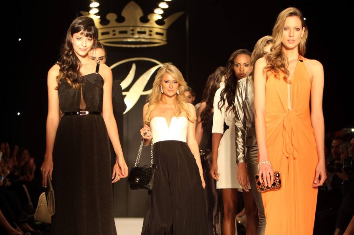 Paris Hilton sorprendió en su desfile (Foto: EFE/VANGUARDIA LIBERAL)